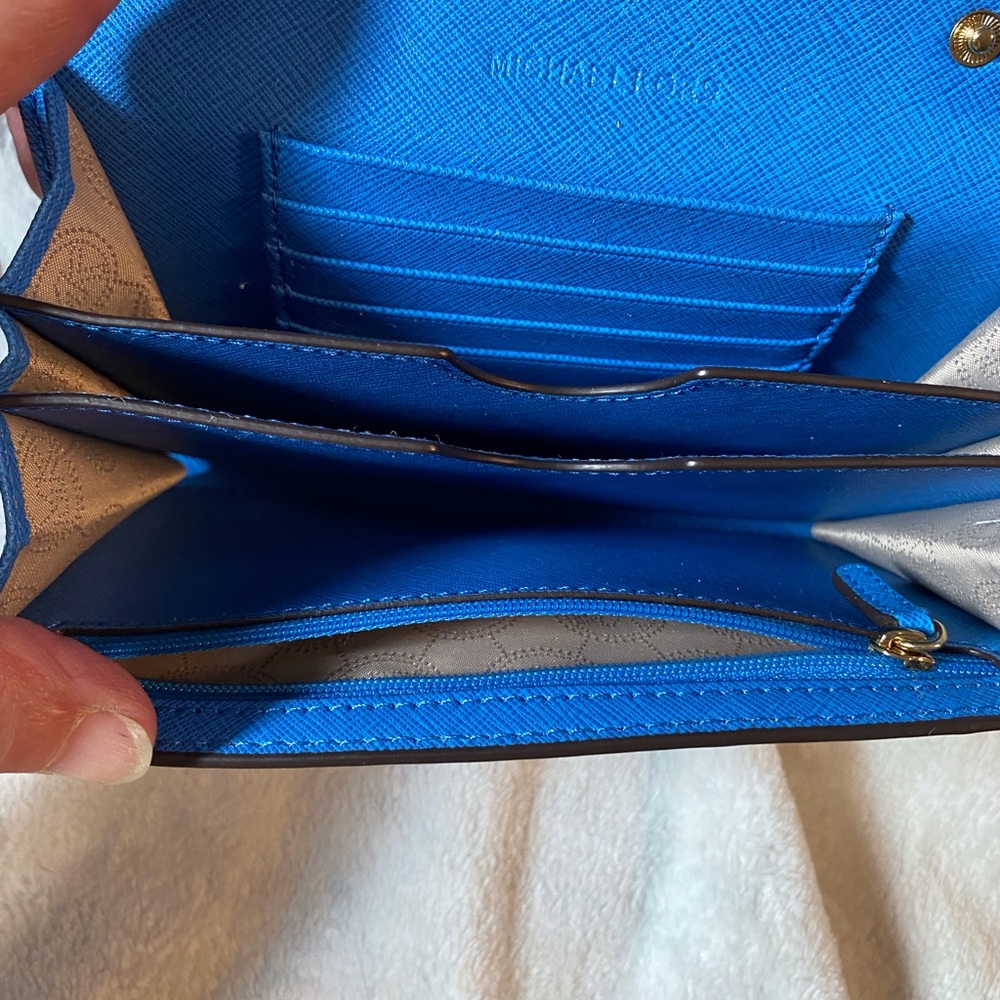 Michael Kors Vibrant Blue Wallet
No strap - Picture 5 of 5